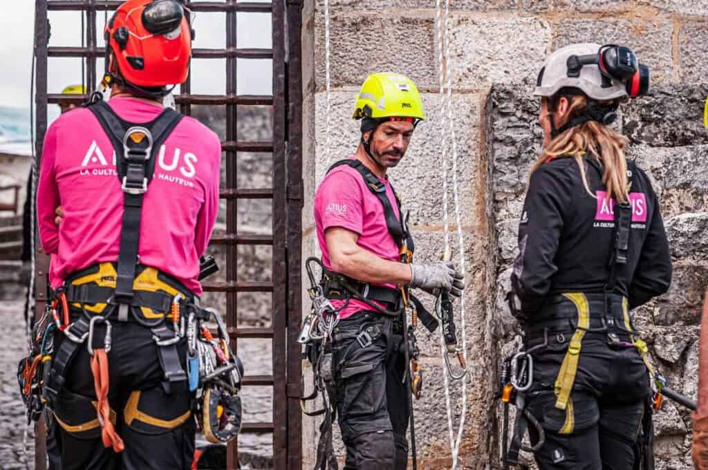 Personnes équipées avec les équipements proposés par Plucéo